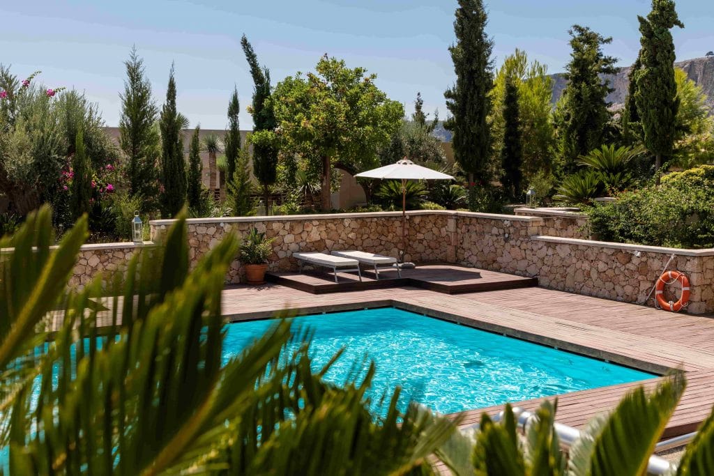 Piscine creusée dans un jardin