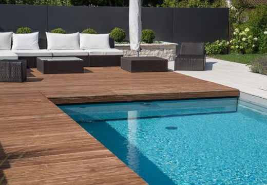 Pourquoi utiliser un saturateur pour le bois autour de la piscine ?