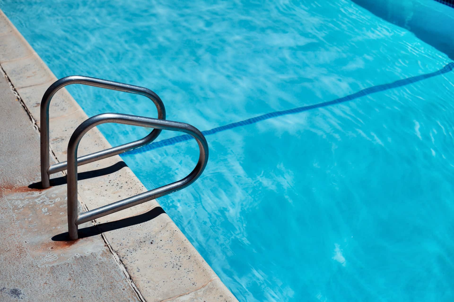 Chlore choc : à quoi ça sert ? Comment l'utiliser pour sa piscine ?